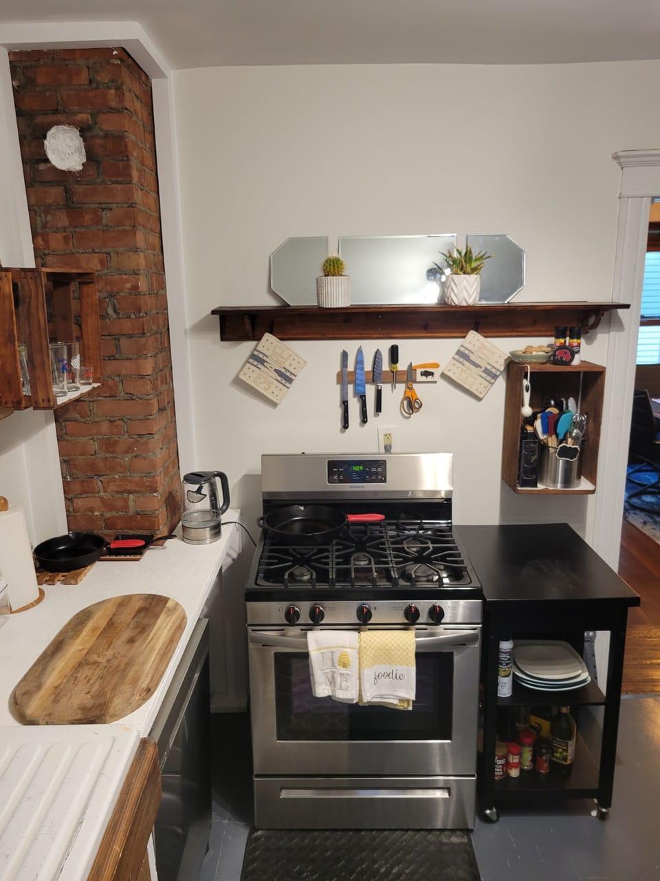 Efficient kitchen! Comes with a stainless steel range/oven and refrigerator