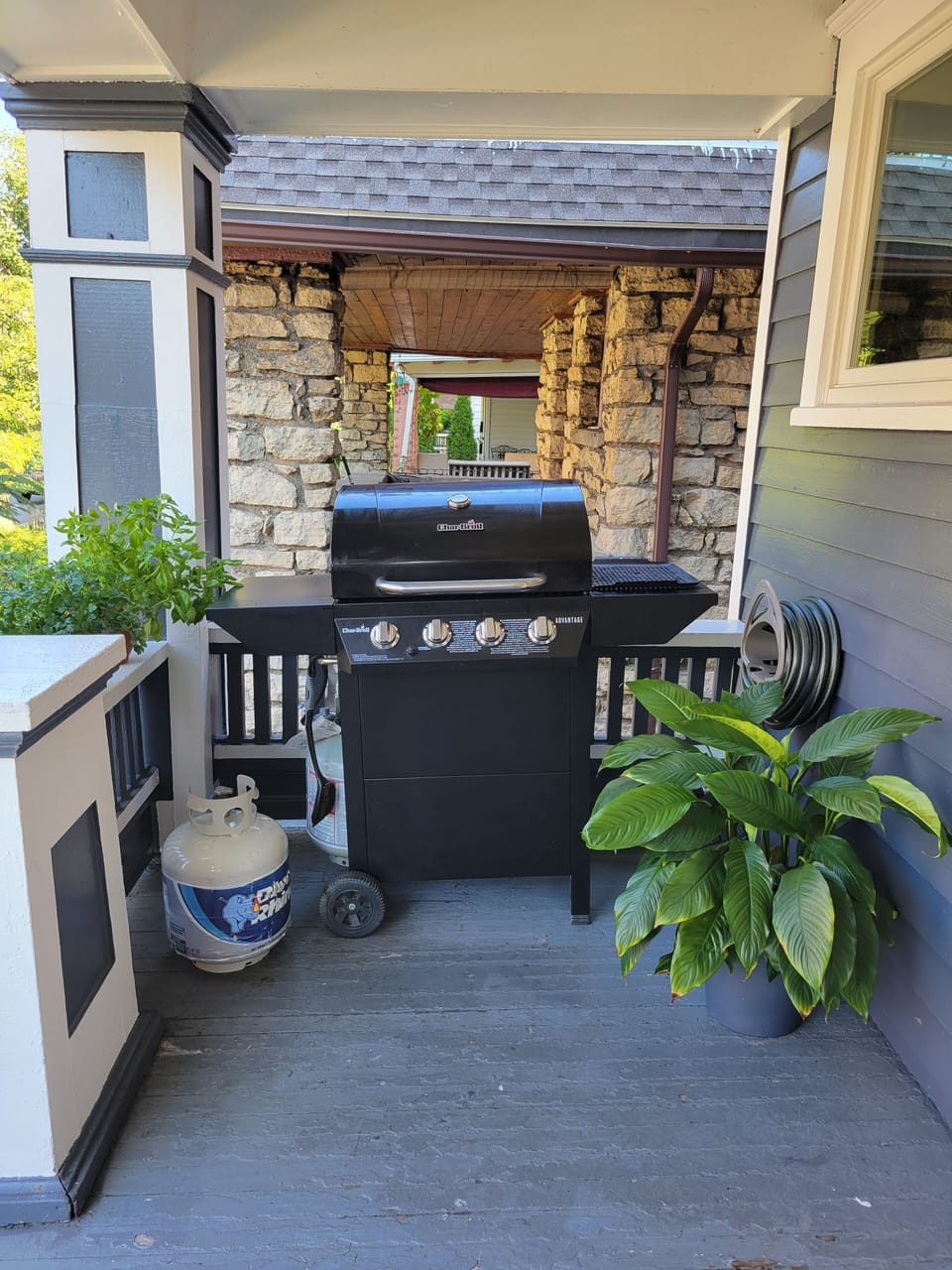 Char-Broil outdoor BBQ on the front porch with an extra propane tank!