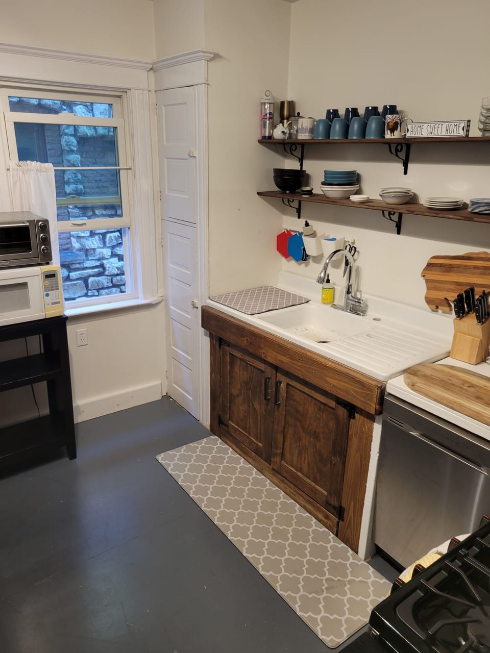 Filtered water, automatic ice maker, Samsung dishwasher and much more available!