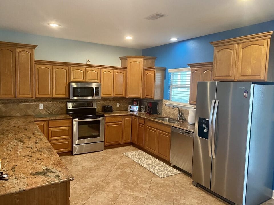 Huge open kitchen w/ barstools