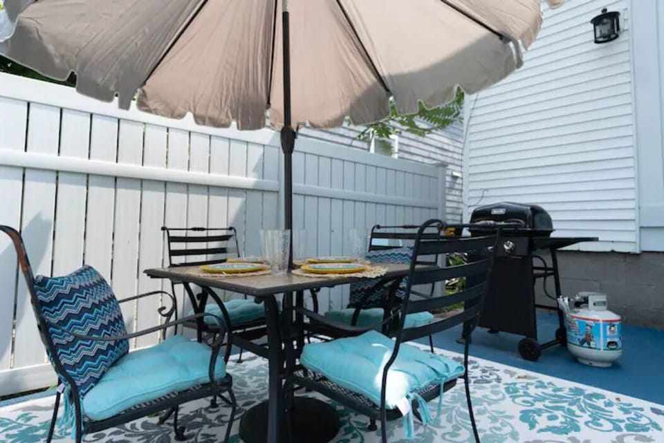 Seating for 4 on the back patio. 