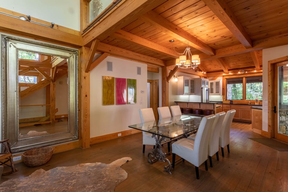 Main level dinning area.
