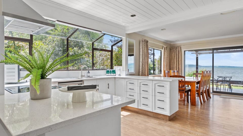 Spacious kitchen with breakfast bar