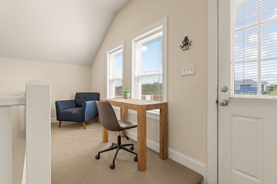 Sitting Area - Top Level
