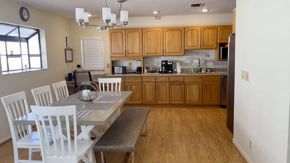 kitchen/dining area