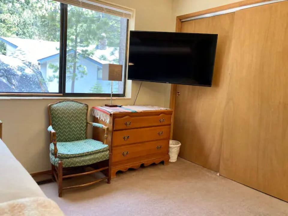 3rd guest room Triple Tahoe Pine Bunk Bec /smart TV and beautiful views. 