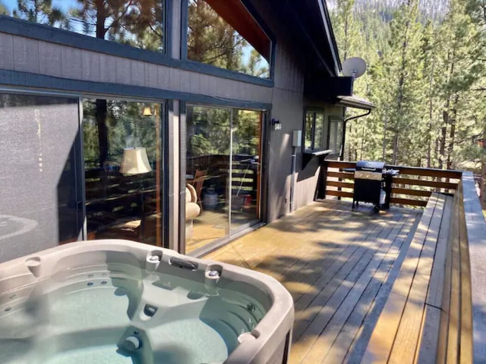 BBQ and relax in Jacuzzi while enjoying beautiful lake views from the large deck