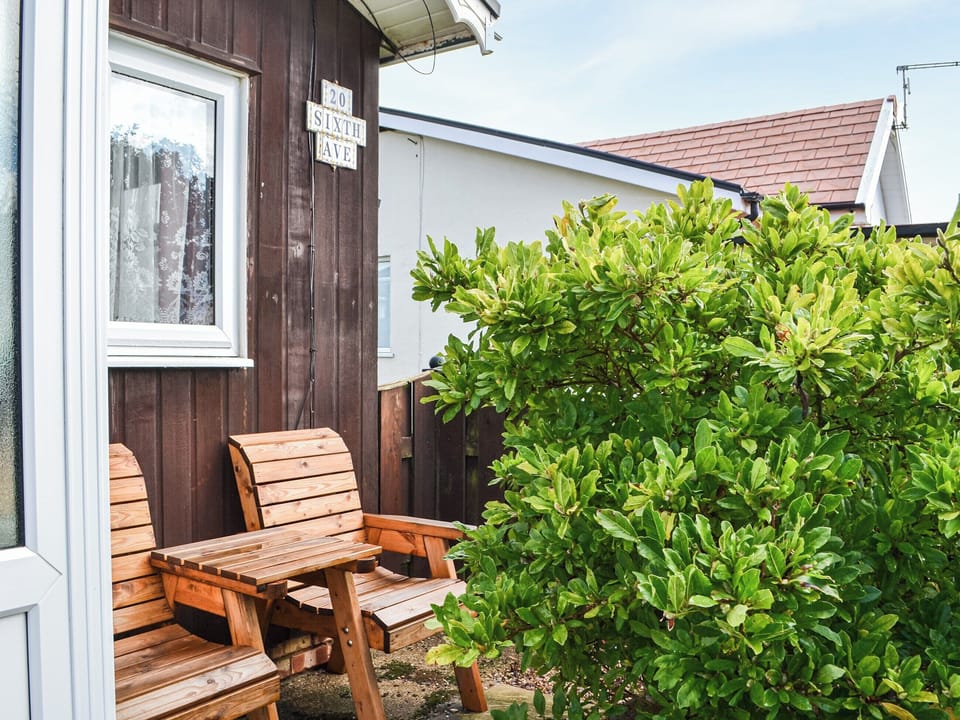 Sitting-out-area | Enjoy Your Stay Cottage, Bridlington