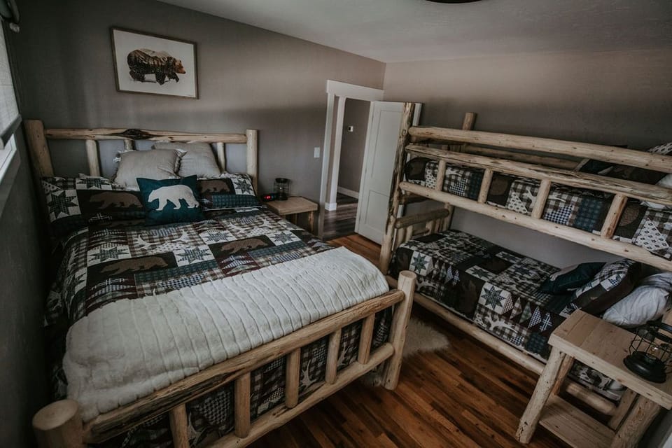 Bedroom 1- Queen bed, bunk bed.