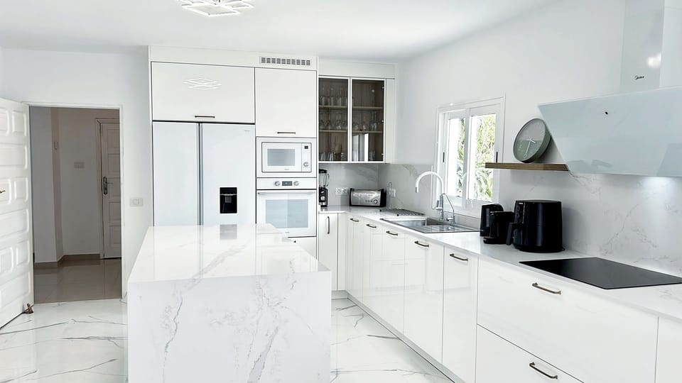 Brand new kitchen w Nespresso, blender, toaster, air fryer, oven, micro & kettle