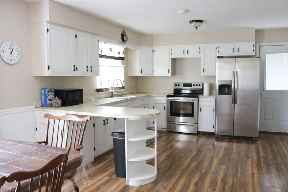 Fully equipped kitchen with a refrigerator, stove, microwave, etc.