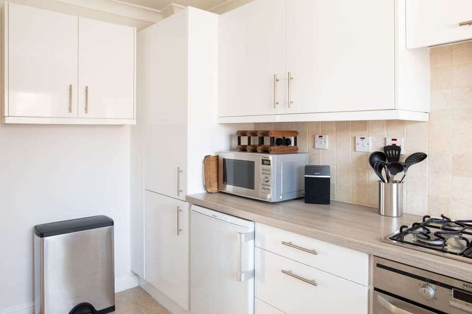 The fully-equipped kitchen has everything you need to prepare snacks and meals.