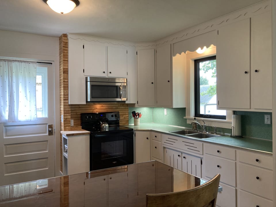 Full retro kitchen with all the amenities. 