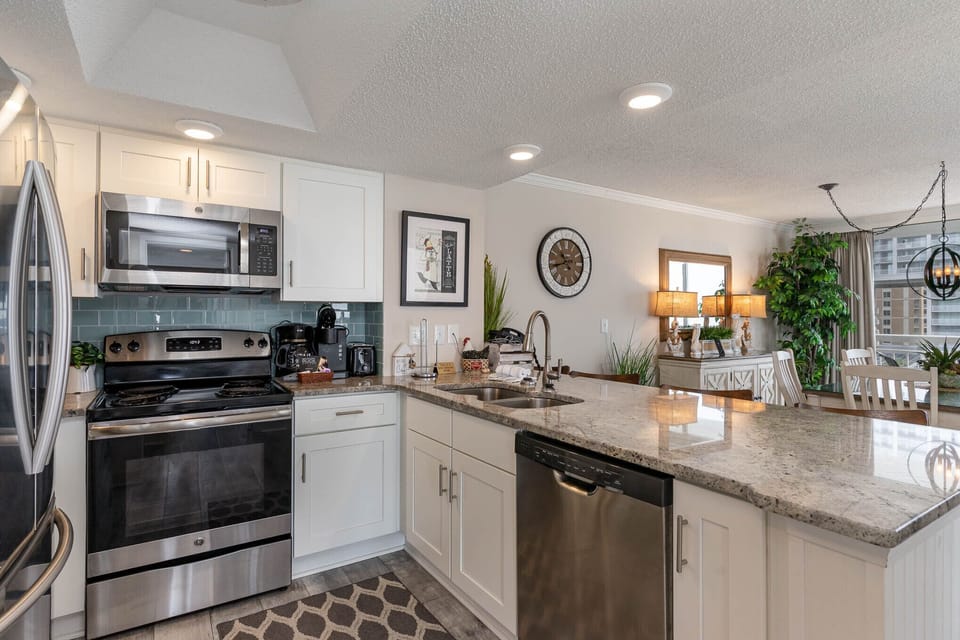 Ktichen - Wonderful top of the line appliances - you can make amazing meals here!
