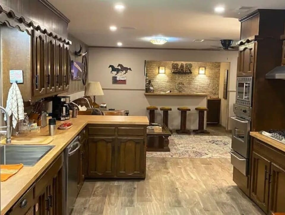 Fully appointed kitchen open to main living area