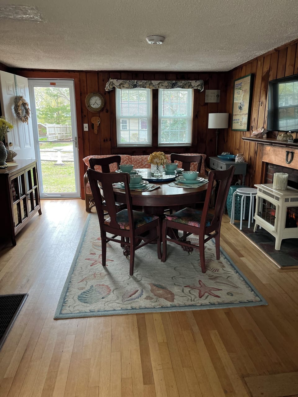 8 setting of dinnerware with serving platters and bowls of all kinds.