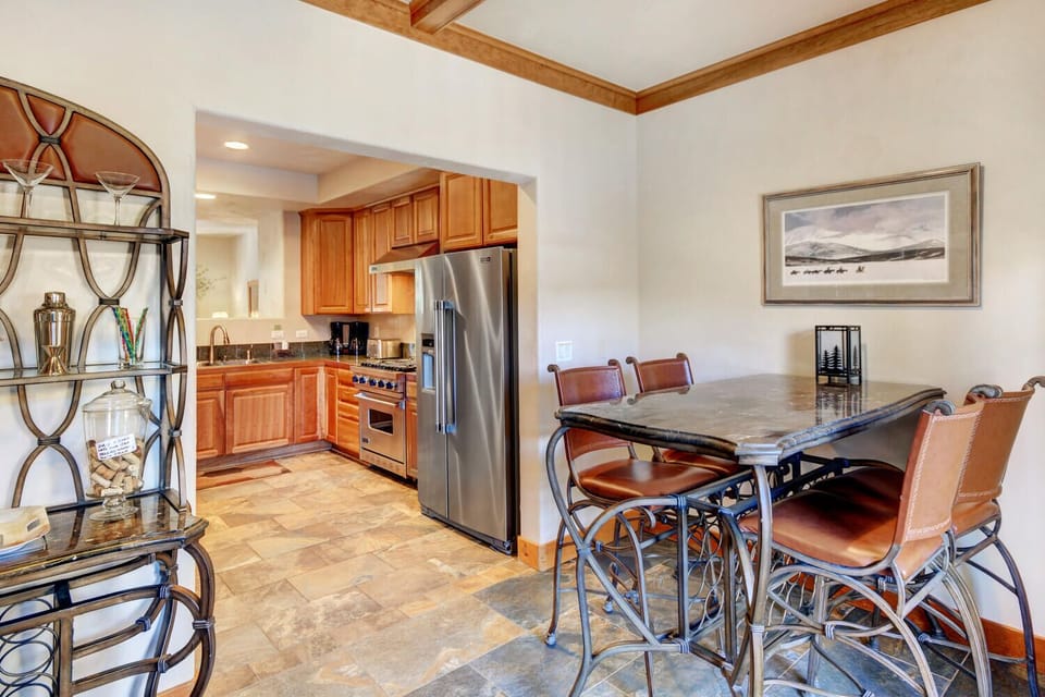 Breakfast Nook with Additional Seating for 4