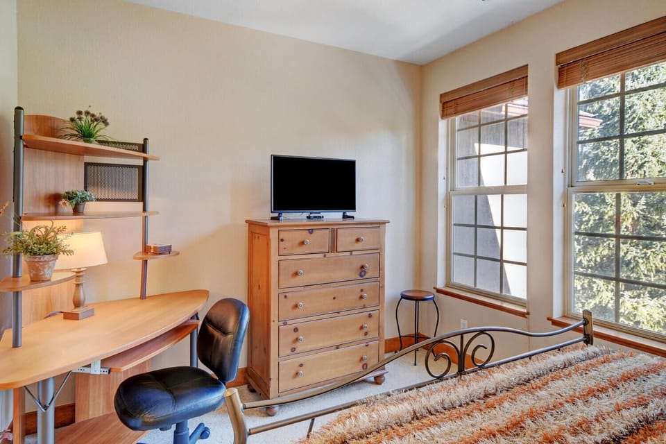 Guest Room with Work Desk and HD TV