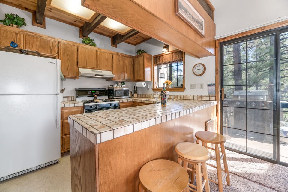 Kitchen. - Adorable open kitchen with bar seating and new appliances!