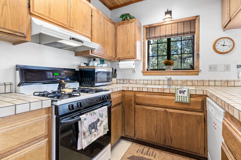 Kitchen. - Adorable open kitchen with bar seating and new appliances!