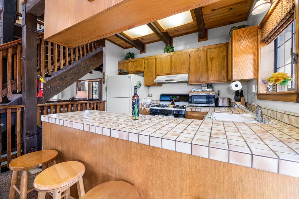 Kitchen. - Adorable open kitchen with bar seating and new appliances!