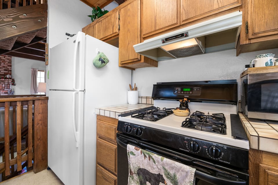 Kitchen. - Adorable open kitchen with bar seating and new appliances!