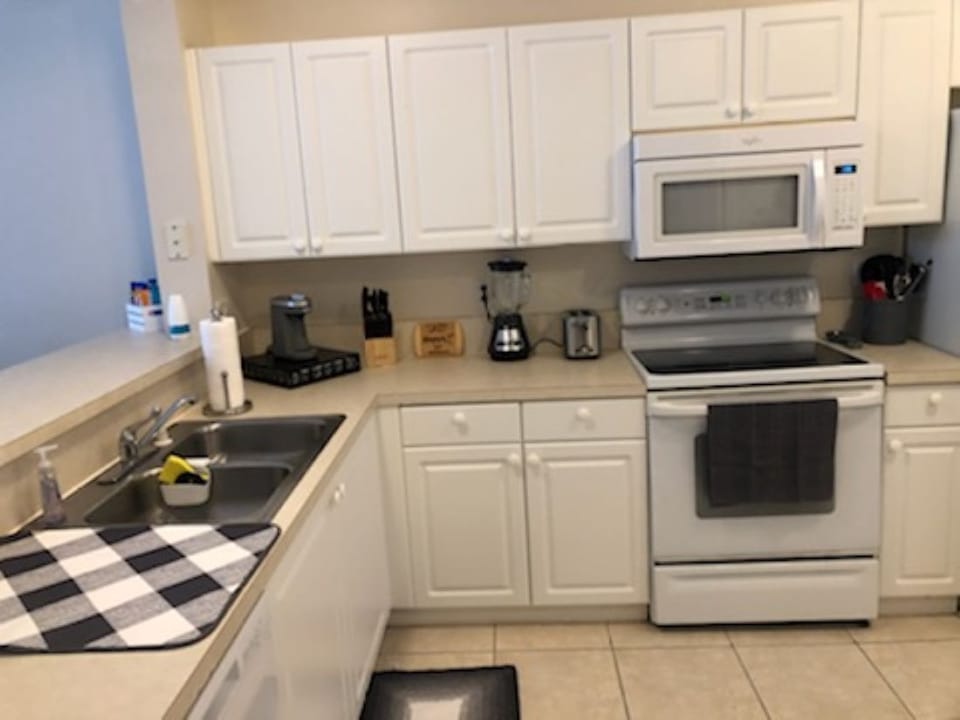 kitchen with full appliances