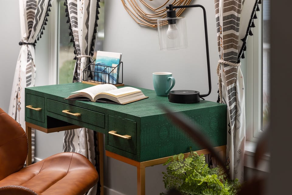 Nice desk to work at, enjoy the light