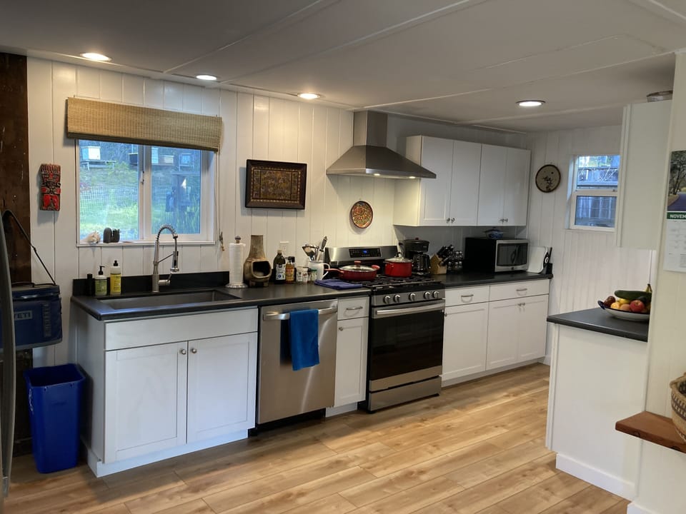 Captain's Quarter kitchen 