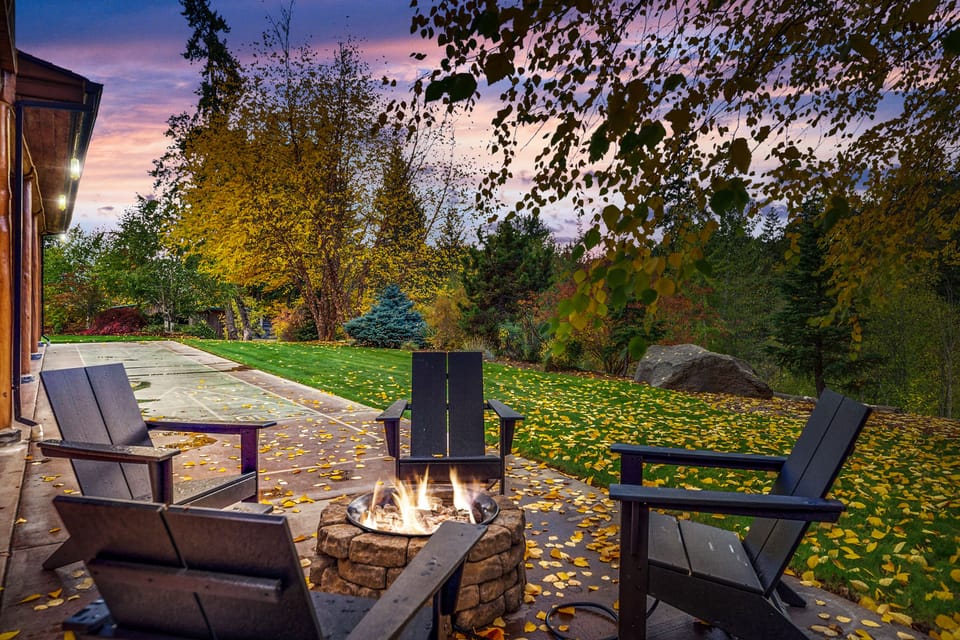 Firepit (propane) overlooking the woods