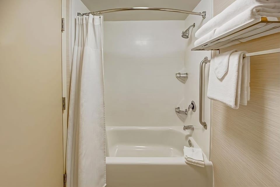 Rinse off and relax in a tidy tub-shower combo.