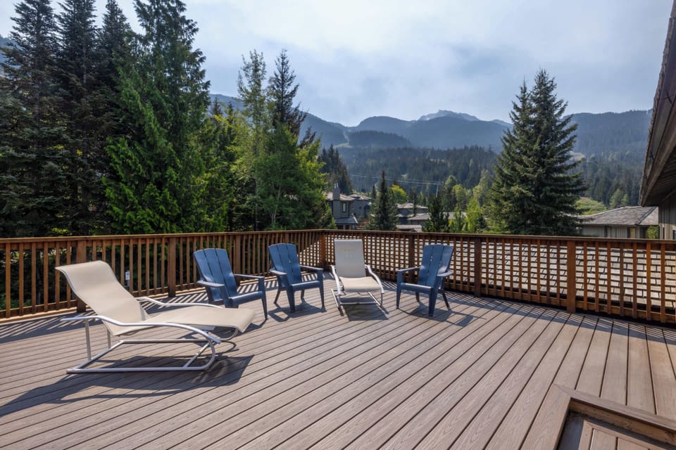 - Spacious rooftop deck with sun loungers and Adirondack chair - Sweeping mountain views and open alpine surroundings - Ideal for soaking up the sun and relaxing outdoors