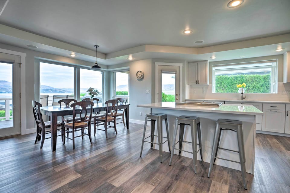 Kitchen & Dining Area