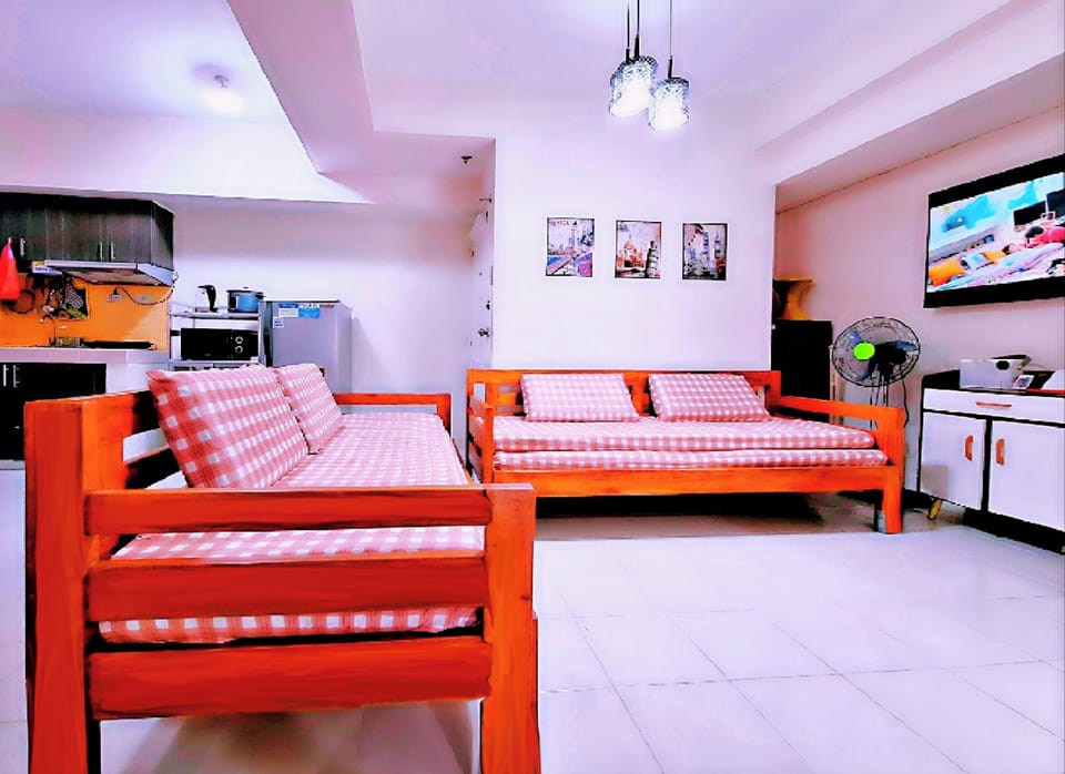 Big Living room with 2nd Bbathroom,  55" SMART TV, 2 Queen Sofa Beds for 4 pax