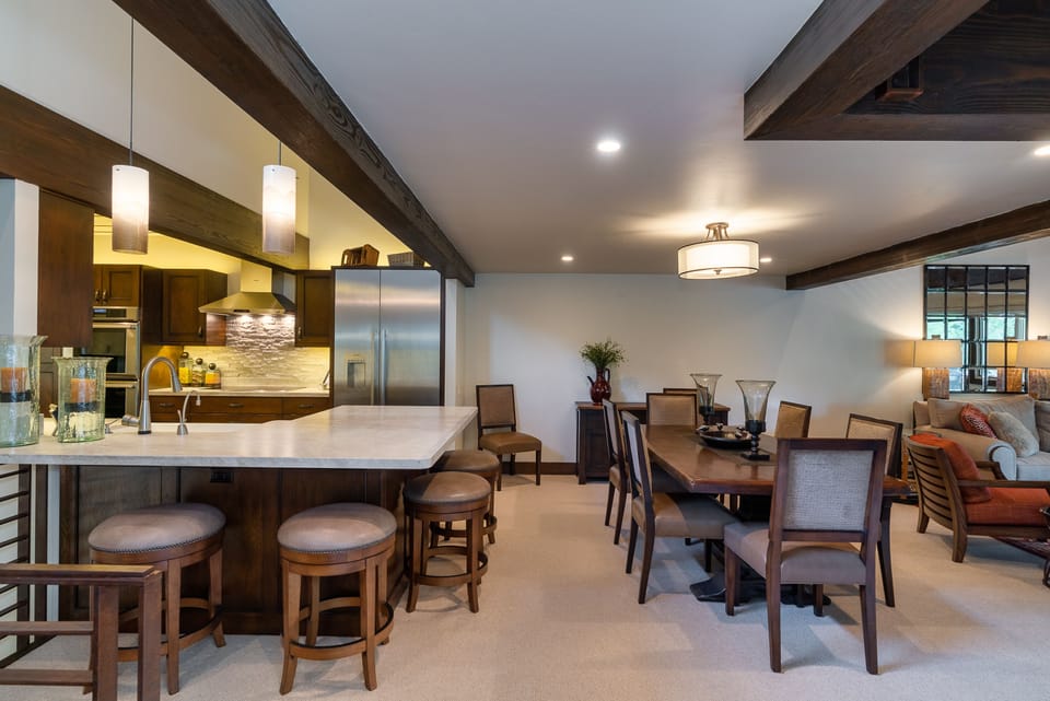 Ideal set up for entertaining. 4 Barstools & 8 dinning chairs.