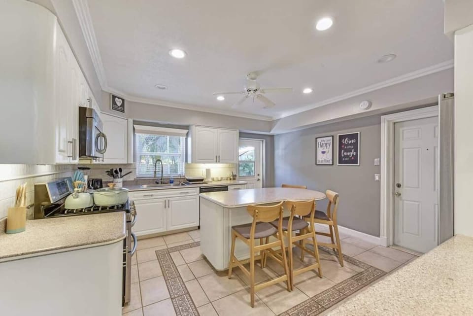 Open layout kitchen with full set of appliances, including basic kitchen utensils. 