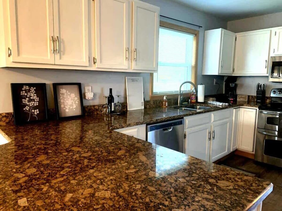 Good kitchen = good food = good mood A well-equipped kitchen leads to delicious meals, which in turn create the perfect atmosphere for great vibes. Cook, enjoy, and let the good times flow in a space made for culinary happiness!

