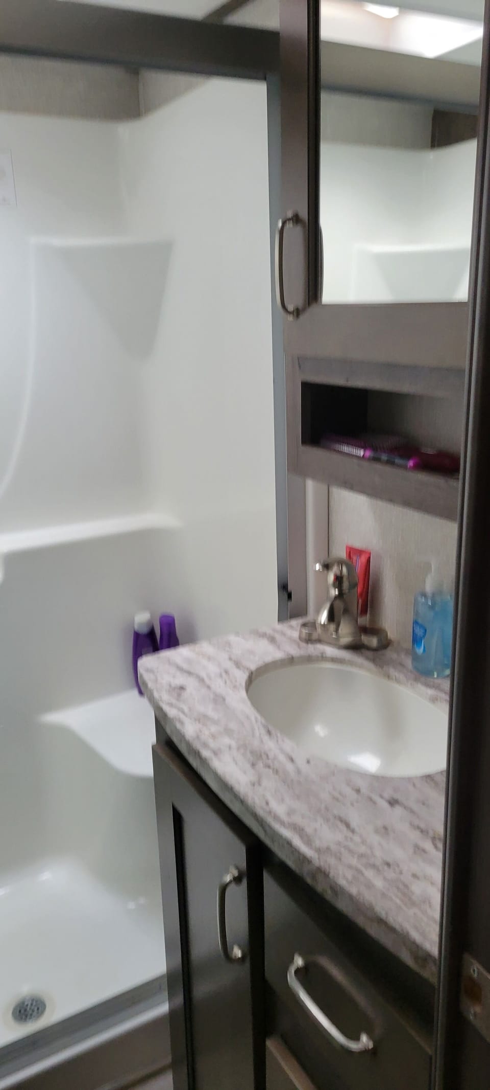 Main bathroom with walkin shower.
