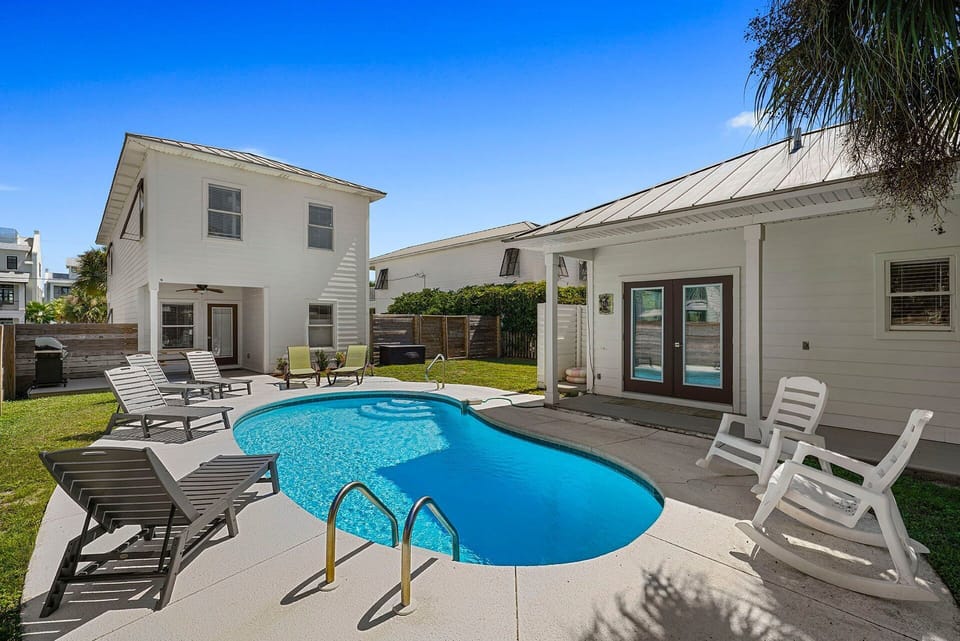 Destined to Be - Crystal Beach - Pool & Exterior