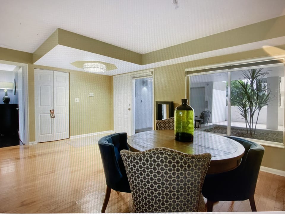 casual wet bar dinning area
