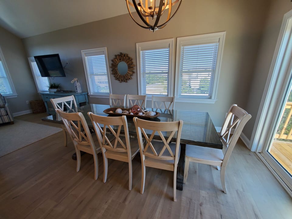 Dinning Table - Open concept living and dining offer space for the entire family.