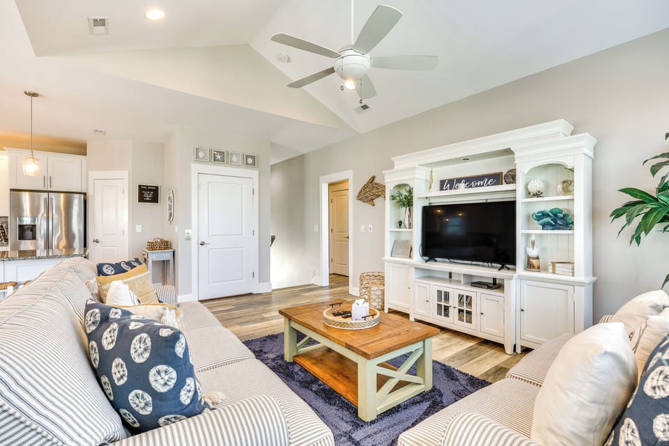 Living Room | Smart TV | Central AC & Heating