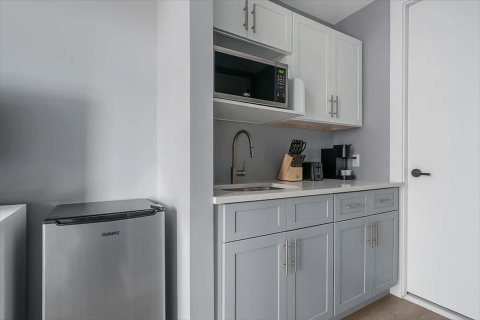307 Studio Queen w Balcony - Mott Haven - NYC
