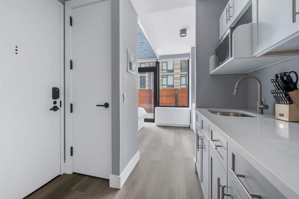 307 Studio Queen w Balcony - Mott Haven - NYC