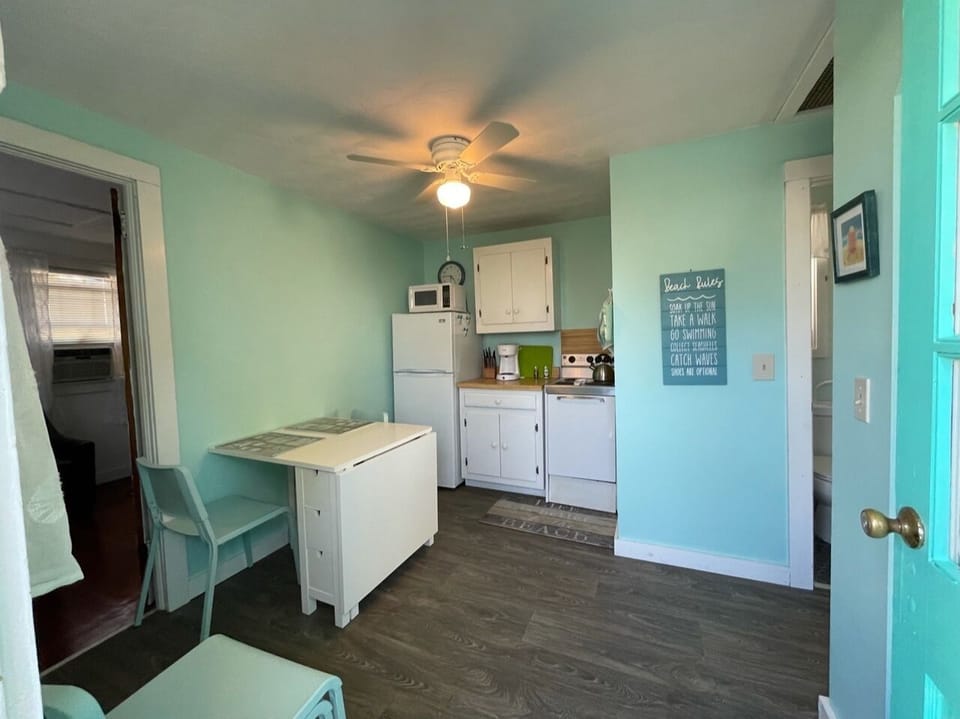 Fully equiped kitchen with seating up to 4