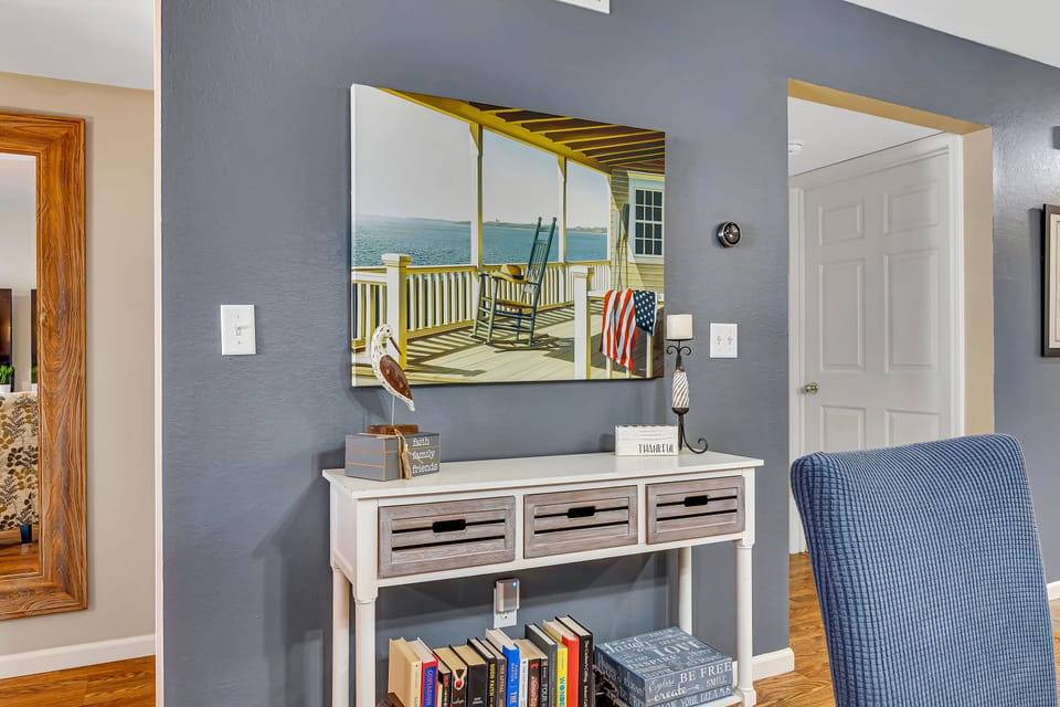 Fully stocked with a large book library, movie library, and game options. 