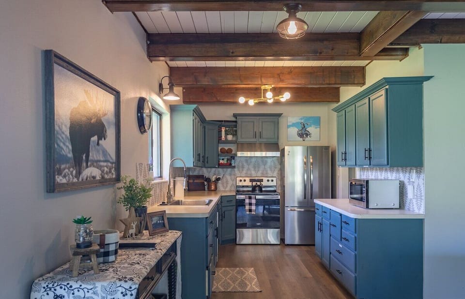Awesome kitchen to prepare a complete meal or just to grab a snack.