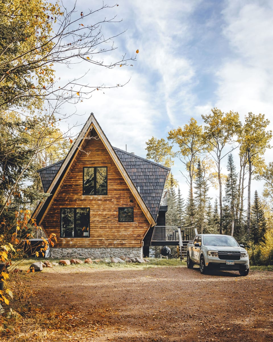 Driveway entrance & ample parking