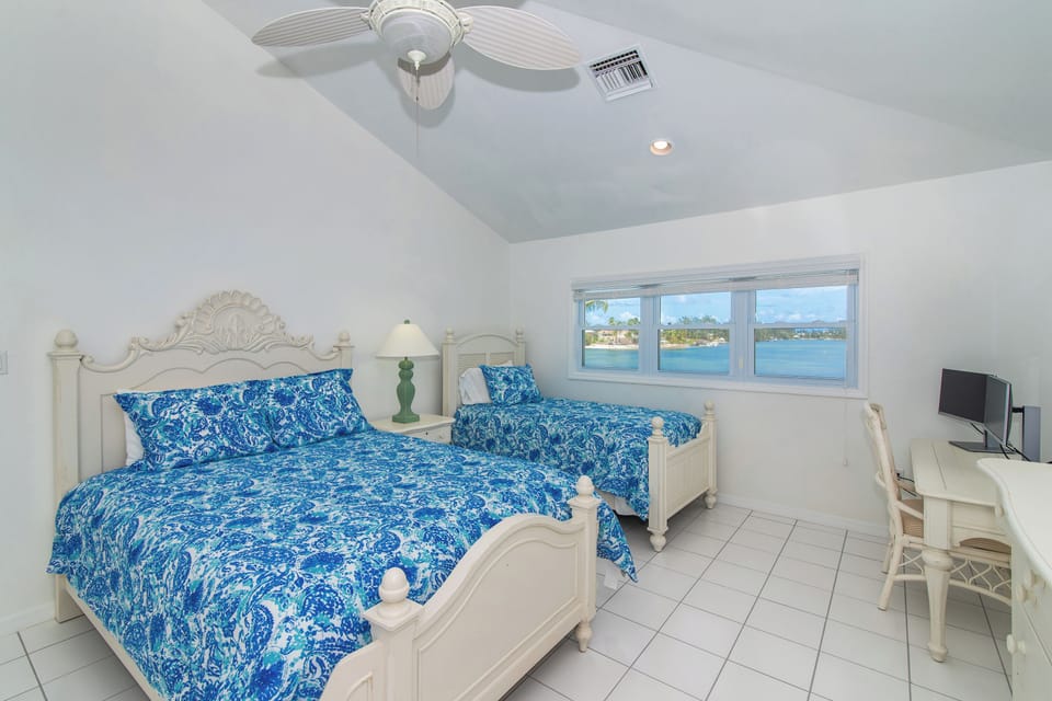 East suite with queen and twin bed. 