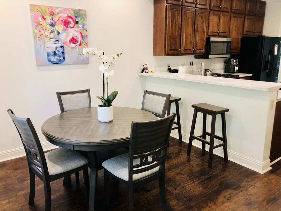 Kitchen breakfast area